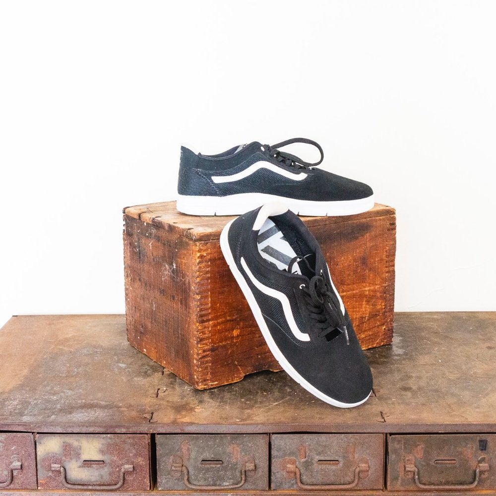 NWT Vans Lace-Up Tennis Shoes Men's Size 9